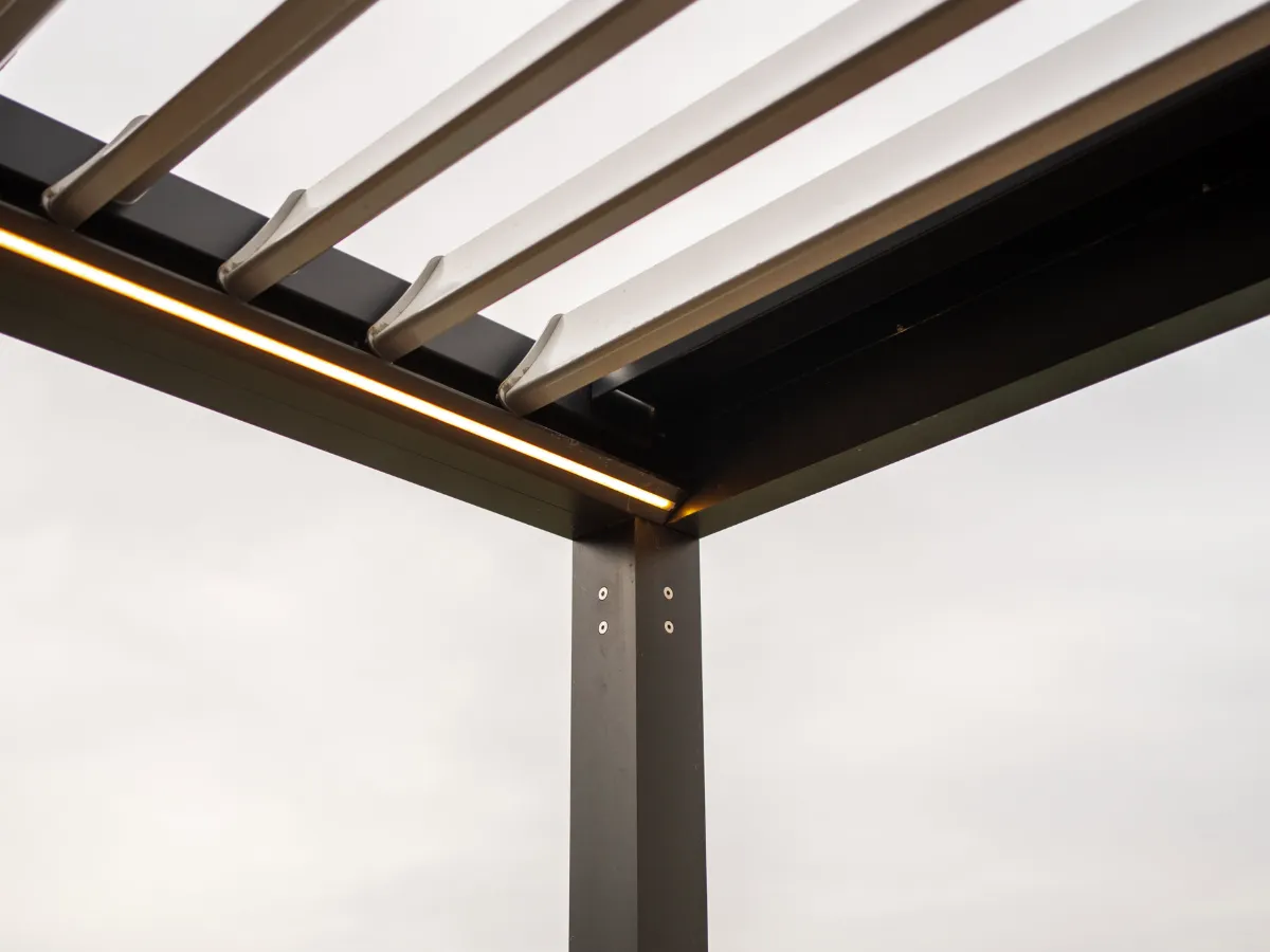 LED pásik v ráme bioklimatickej pergoly ARTOSI
