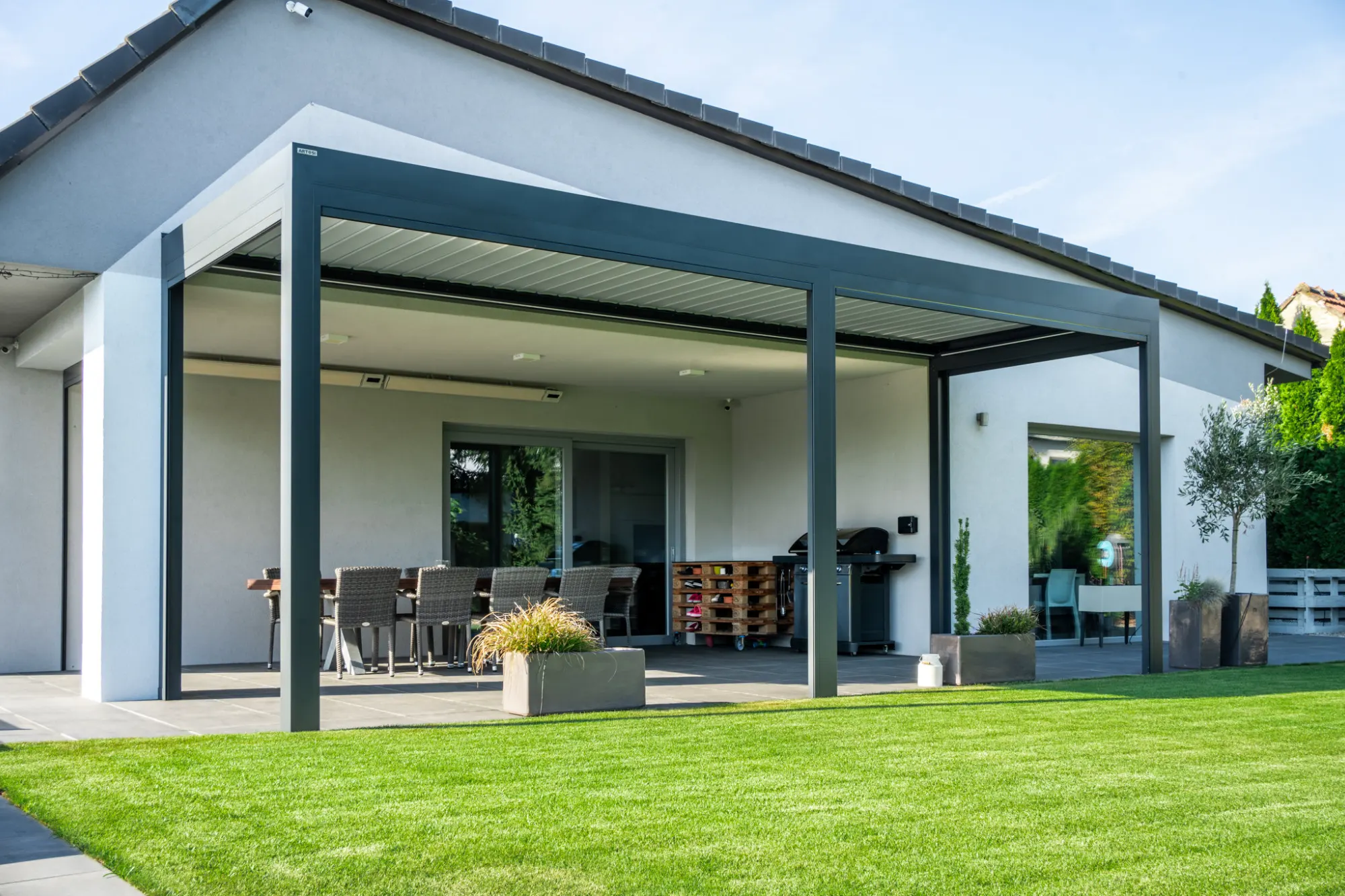 Antracitová bioklimatická pergola ARTOSI na terase rodinného domu