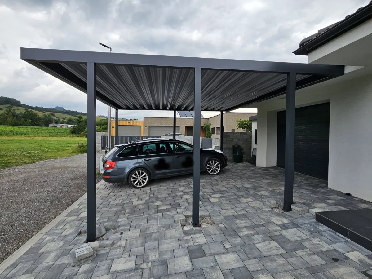 Auto pod hliníkovým prístreškom ARTOSI na dláždenom dvore