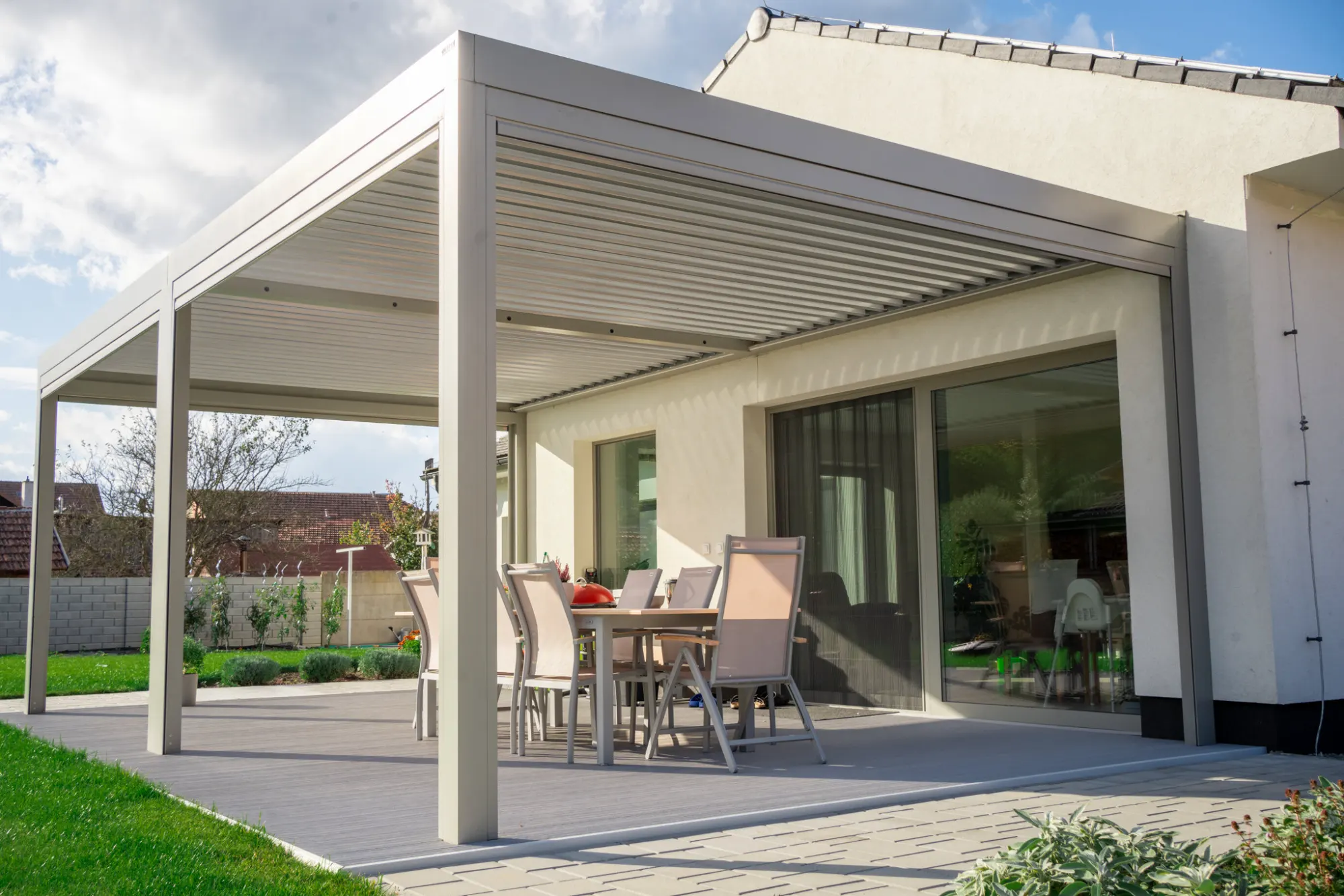 Bioklimatická pergola ARTOSI s otočnými lamelami pri rodinnom dome
