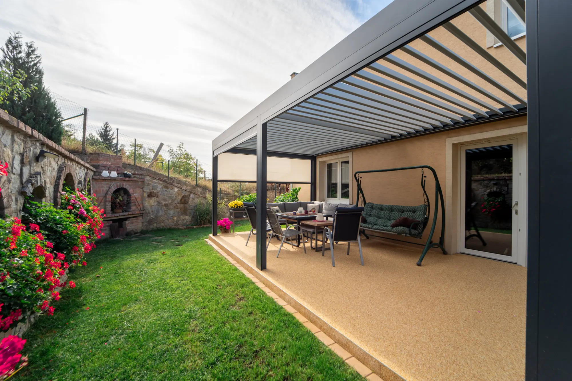 Bioklimatická pergola ARTOSI na terase so záhradou