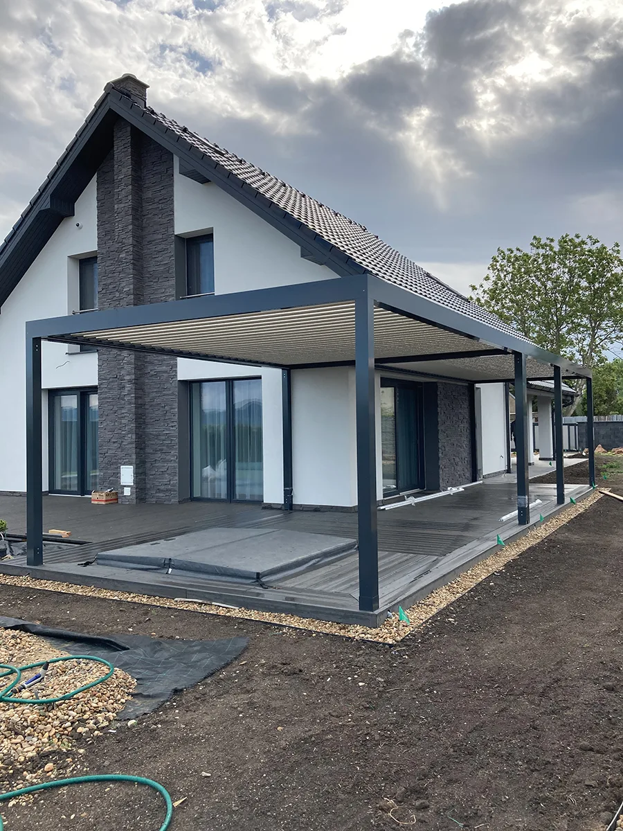 Antracitová bioklimatická pergola pri novostavbe