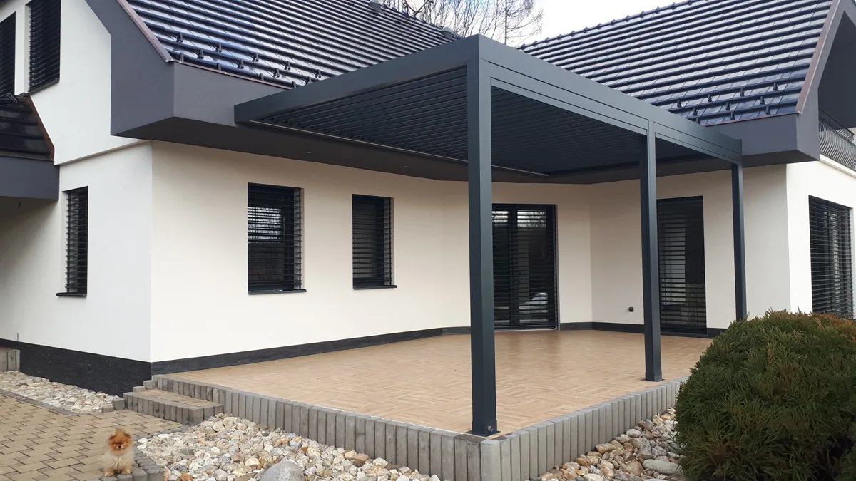 Antracitová bioklimatická pergola pozdĺž terasy rodinného domu